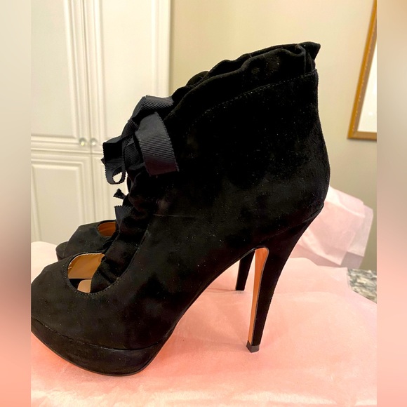 NWOBox Betsey Johnson Size 8 Black Suede Platform Heels Shoes - Picture 1 of 11